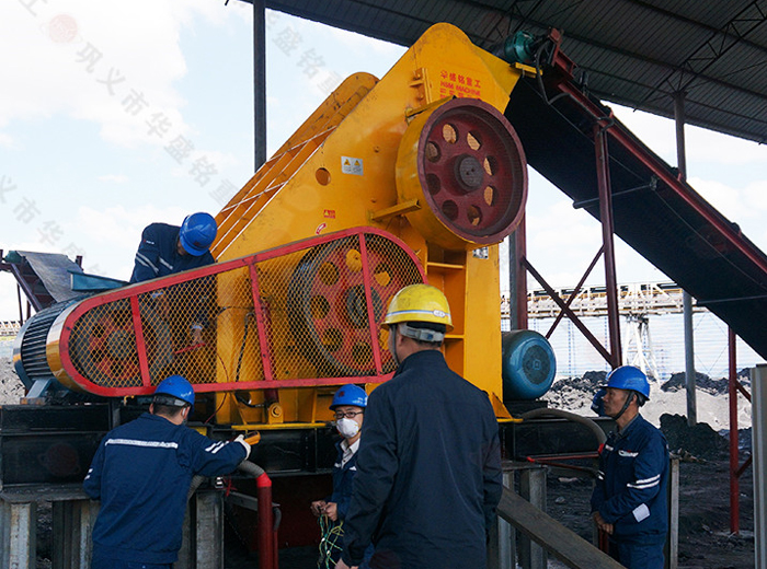  大型煤廠用什么類型煤矸石粉碎機(jī)好？
